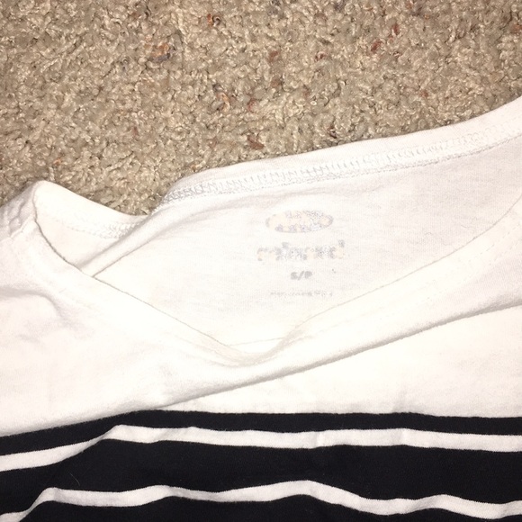 Old navy women's relaxed long sleeve tee - Picture 2 of 2